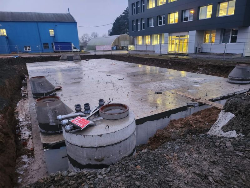 detailní reference, Sestava nádrží ND24 na řešení dešťových vod z montážní haly, betonová retenční nádrž a betonová požární nádrž, db betonové jímky